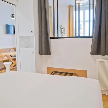Zoe - Design 2br Mouffetard Apartment Paris